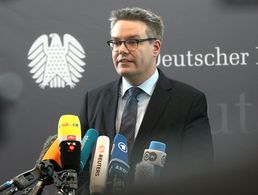 Der Grünen-Politiker Tobias Lindner spricht in Bezug auf die vom BMVg kommunizierten Werte zur materiellen Einsatzbereitschaft von "trügerisch schönen Zahlen". Foto: DBwV/Mika Schmidt