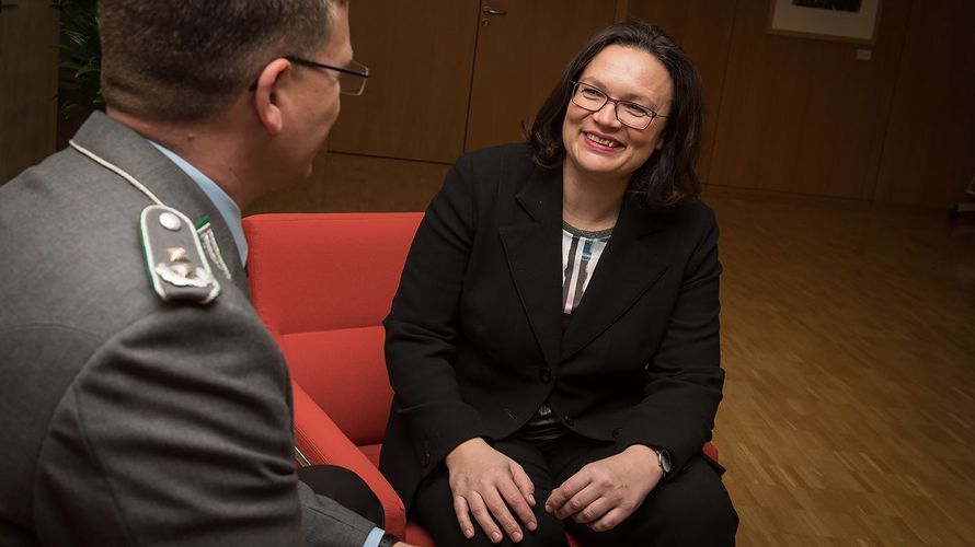 Im Gespräch bleiben: Oberstleutnant André Wüstner hat sich mit Andrea Nahles, der Vorsitzenden der SPD-Bundestagsfraktion, getroffen. Foto: DBwV/Scheurer