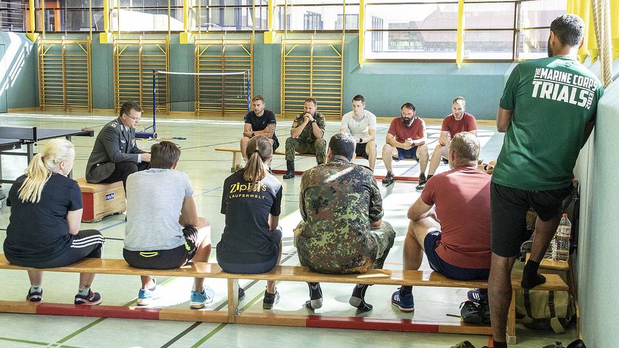 Bundesvorsitzender Oberstleutnant André Wüstner im Gespräch mit Lehrgangsteilnehmern der Sportschule. Foto: TruKa Warendorf