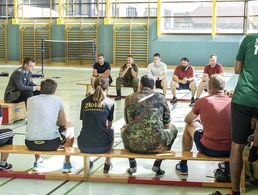 Bundesvorsitzender Oberstleutnant André Wüstner im Gespräch mit Lehrgangsteilnehmern der Sportschule. Foto: TruKa Warendorf