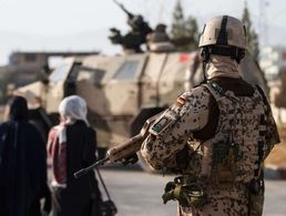 Symbolbild: Afghanischen Ortskräfte, die oft viele Jahre für die Bundeswehr, die deutsche Polizeiausbildungsmission, diplomatische Missionen und Entwicklungszusammenarbeit tätig waren, fürchten nun um ihr Leben. Foto: Bundeswehr/Jana Neumann