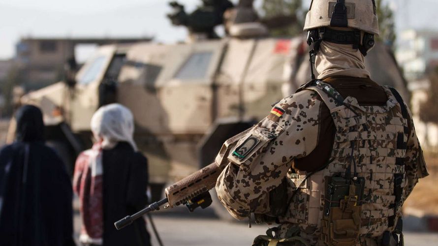 Symbolbild: Afghanischen Ortskräfte, die oft viele Jahre für die Bundeswehr, die deutsche Polizeiausbildungsmission, diplomatische Missionen und Entwicklungszusammenarbeit tätig waren, fürchten nun um ihr Leben. Foto: Bundeswehr/Jana Neumann