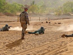 Während Aufklärungs- und Überwachungsaufträge fortgeführt werden können, ist die Ausbildung wie hier bei der EUTM-Mission in Mali ausgesetzt. Foto: Bundeswehr/EinFüKdo