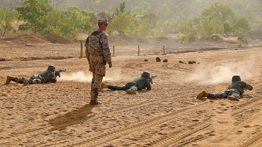 Während Aufklärungs- und Überwachungsaufträge fortgeführt werden können, ist die Ausbildung wie hier bei der EUTM-Mission in Mali ausgesetzt. Foto: Bundeswehr/EinFüKdo