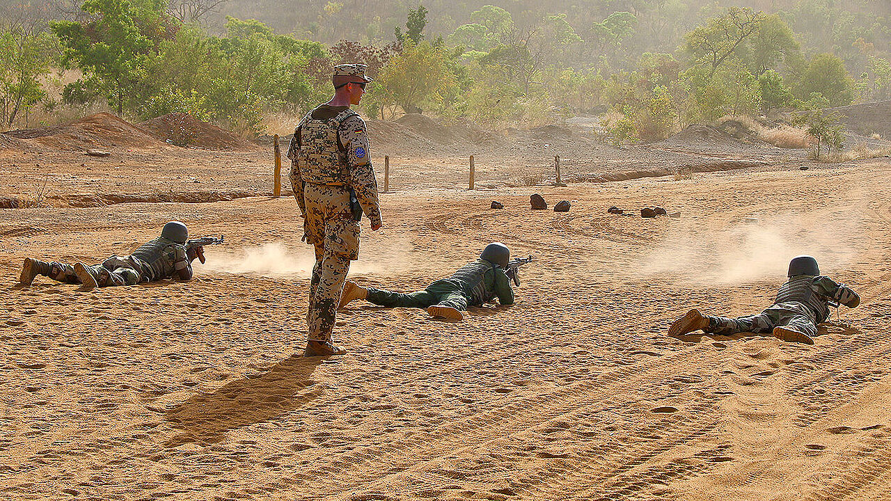 Während Aufklärungs- und Überwachungsaufträge fortgeführt werden können, ist die Ausbildung wie hier bei der EUTM-Mission in Mali ausgesetzt. Foto: Bundeswehr/EinFüKdo
