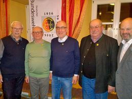 Die für langjährige Mitgliedschaft im DBwV geehrten StFw a.D. Norbert Frühwald (50 Jahre), OStFw a.D. Hubert Lammert (50 Jahre), StUffz d.R. Klaus Dieter Jener (40 Jahre), Oberstl a.D. Rudolf Kriha (50 Jahre) mit Bezirksvorsitzender StFw Dieter Götz