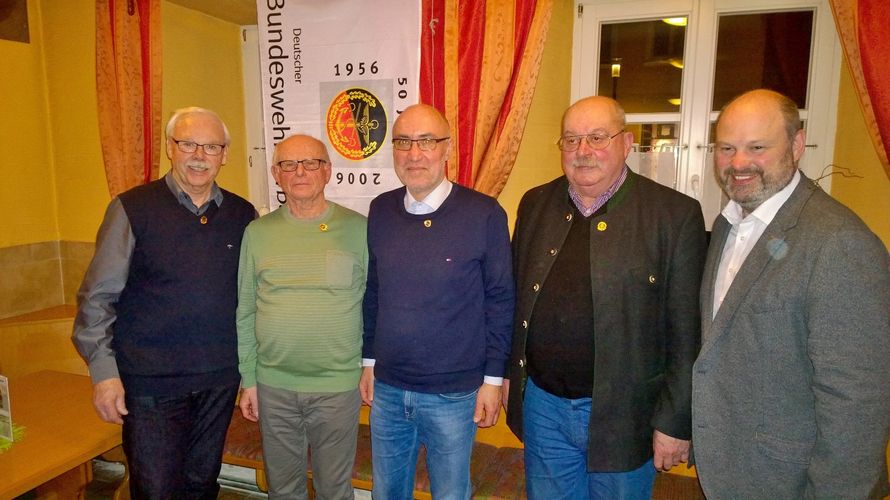 Die für langjährige Mitgliedschaft im DBwV geehrten StFw a.D. Norbert Frühwald (50 Jahre), OStFw a.D. Hubert Lammert (50 Jahre), StUffz d.R. Klaus Dieter Jener (40 Jahre), Oberstl a.D. Rudolf Kriha (50 Jahre) mit Bezirksvorsitzender StFw Dieter Götz