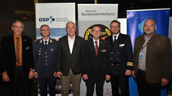 Die Veranstalter (v.l.): Gerhard Stärk (DBwV), Stv. Kommodore Oberstleutnant Blaschke (HSG 64), Rolf Schmid (GSP) Harald Lott (DBwV), Fregattenkapitän Marco Thiele (Vorsitzender Marine im DBwV) und Dr. Thomas Trelle (DWT). Foto: DBwV/Ingo Kaminsky