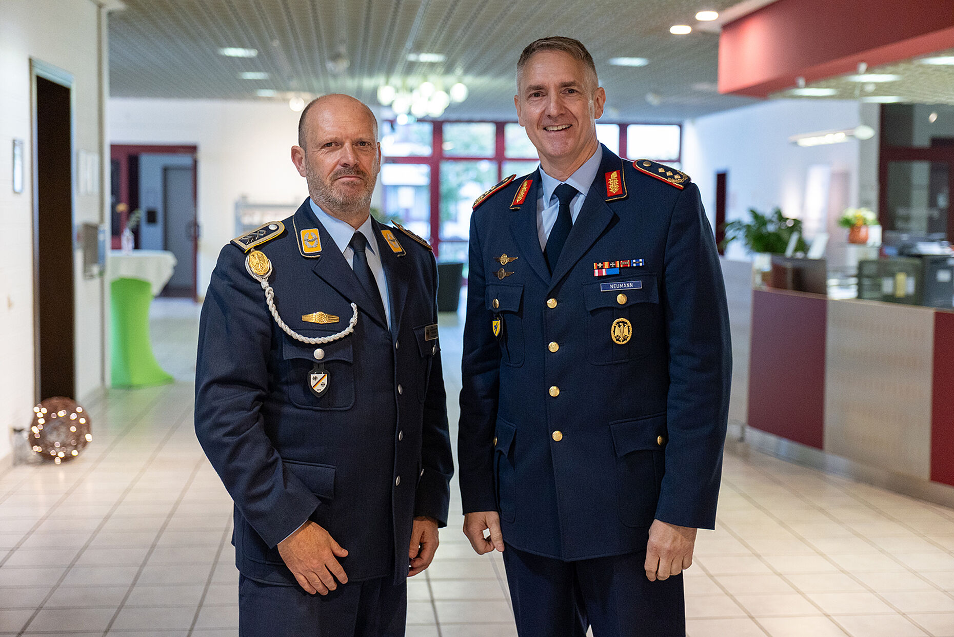 Oberstabsfeldwebel Heiko Stotz begrüßte Generalleutnant Holger Neumann. Foto: DBwV/Yann Bombeke