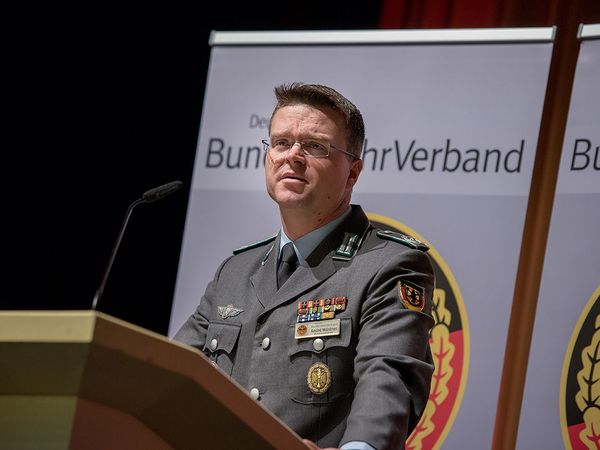 Oberstleutnant André Wüstner schaffte mit seinen Aussagen zum Zustand der Streitkräfte eine Grundlage für gute Gespräche im Nachgang der Veranstaltung. Foto: DBwV/Scheurer