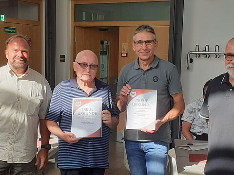 Bezirksvorsitzender Oberstabsfeldwebel a.D. Gerd-Josef Bopp (v.l.n.r.) mit den geehrten Kameraden Stabsfeldwebel a.D. Hans-Dieter Hausemann und Oberstabsfeldwebel a.D. Udo Fütterer sowie Vorsitzender Oberstabsfeldwebel a.D. Jürgen Zechner. Foto: KERH Neckarzimmern