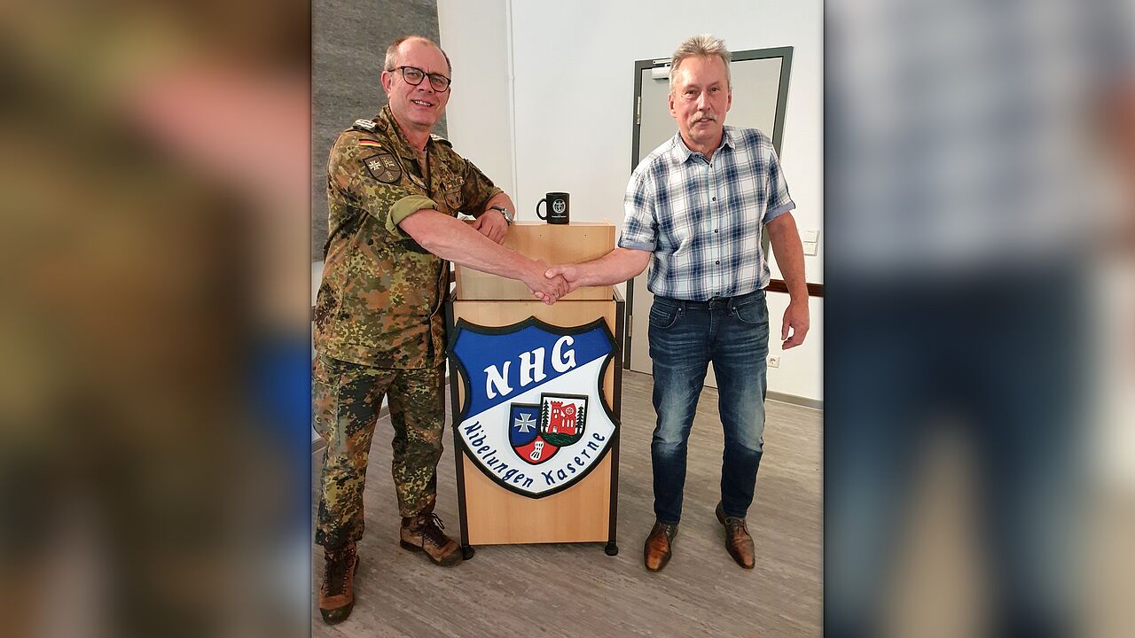 KERH-Vorsitzender Oberstabsfeldwebel d.R. Jörn Fuhry dankte RAR Jürgen Kilian vom Sozialdienst Walldürn für seinen Vortrag zu sozialen Fragen der Ehemaligen. Foto: Jörg Heiduck