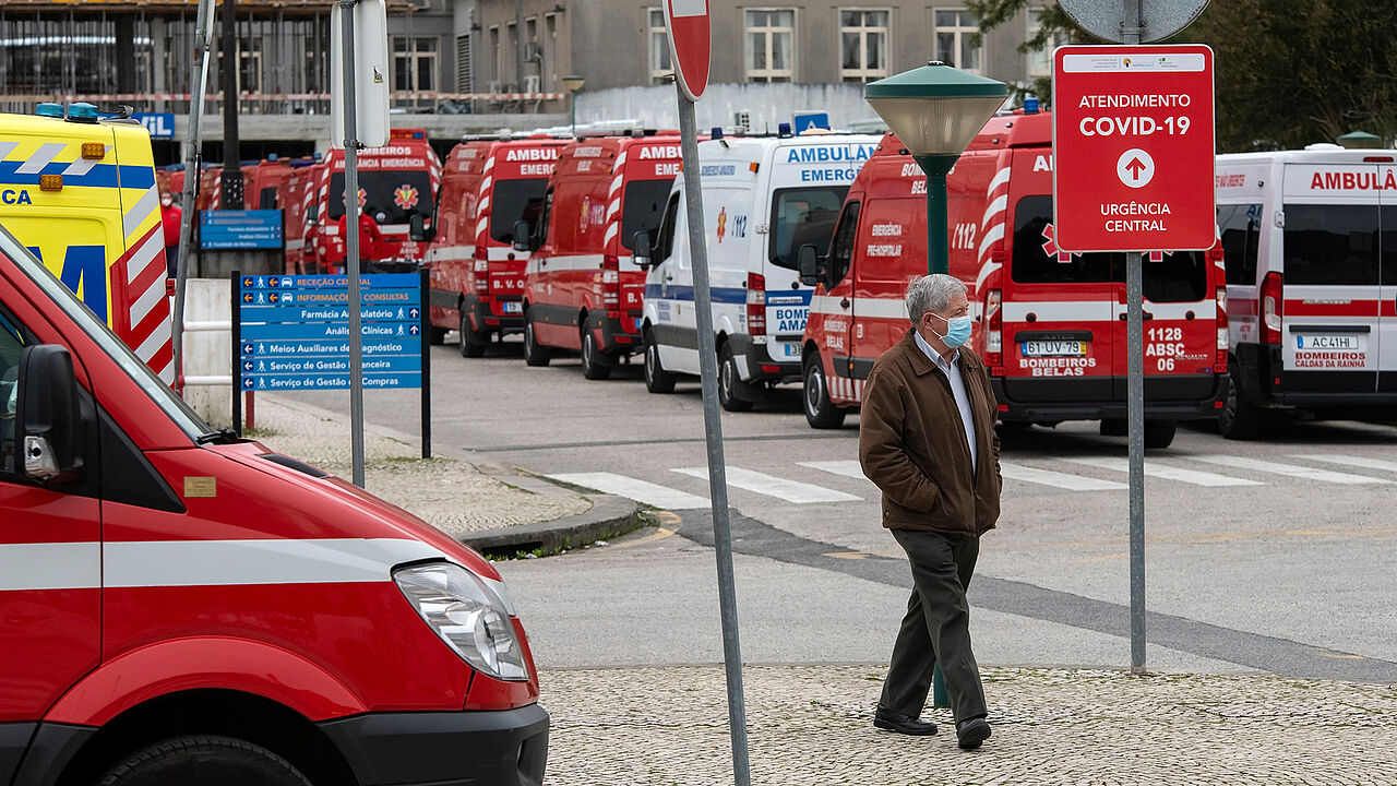 Dutzende von Krankenwagen stehen an, um mit Covid-19 infizierte Patienten im Santa Maria-Krankenhaus in Lissabon abzusetzen. Foto: picture alliance / ZUMAPRESS.com, Hugo Amaral