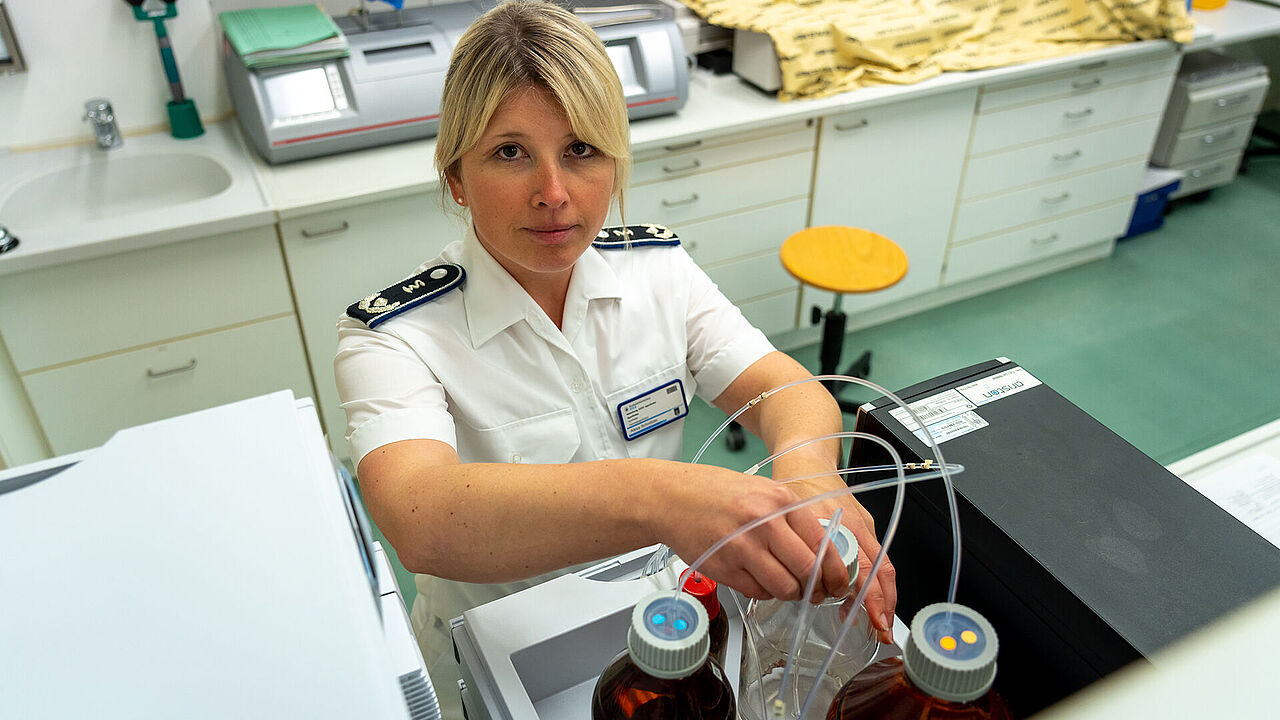 Alexa Schnölzer leistet als Oberstabsapotheker Reservistendienst im Bundeswehrkrankenhaus Berlin. Foto: DBwV/Mario Firyn