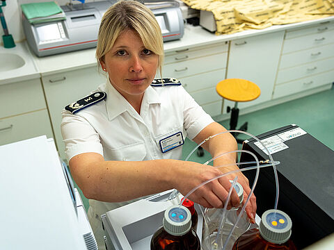 Alexa Schnölzer leistet als Oberstabsapotheker Reservistendienst im Bundeswehrkrankenhaus Berlin. Foto: DBwV/Mario Firyn