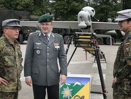 Der DBwV-Vorsitzende André Wüstner (M.) im Gespräch mit Oberstleutnant Michael Bertram und Oberstleutnant Sascha Müller (r.). Foto: DBwV/Vogt