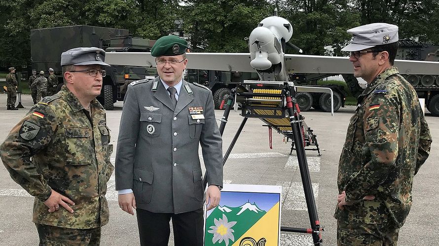 Der DBwV-Vorsitzende André Wüstner (M.) im Gespräch mit Oberstleutnant Michael Bertram und Oberstleutnant Sascha Müller (r.). Foto: DBwV/Vogt