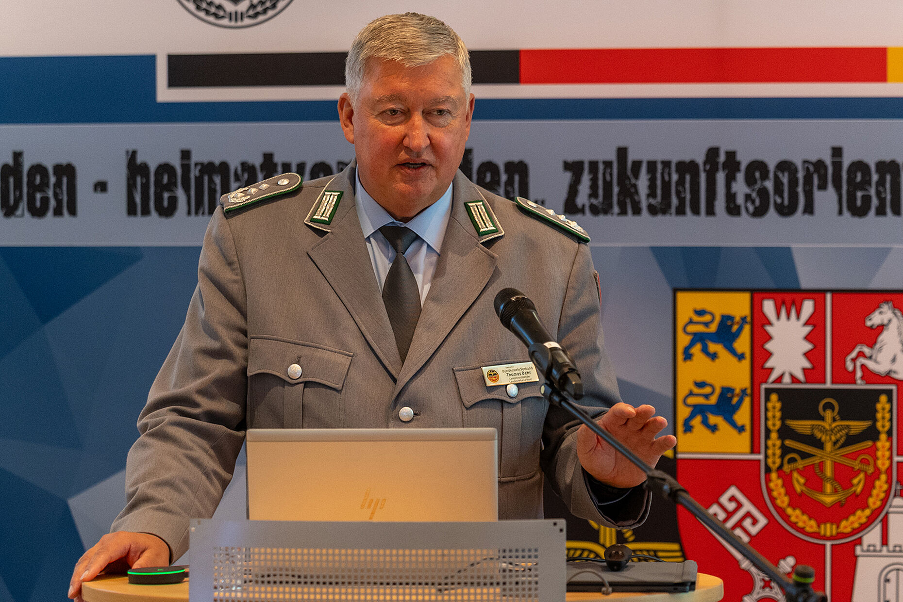 Der Landesvorsitzende, Oberst Thomas Behr, führte durch die Tagung. Foto: DBwV/Yann Bombeke