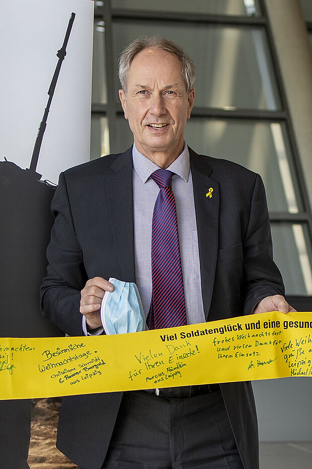 Das Mitglied des Verteidigungsausschusses Eberhard Brecht, hier bei der Aktion Gelbe Bänder des DBwV. Foto: DBwV/Yann Bombeke