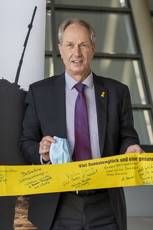 Das Mitglied des Verteidigungsausschusses Eberhard Brecht, hier bei der Aktion Gelbe Bänder des DBwV. Foto: DBwV/Yann Bombeke