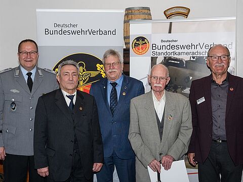 Heiko Tadge (links) mit den für ihre Treue geehrten Kameraden. Foto: DBwV