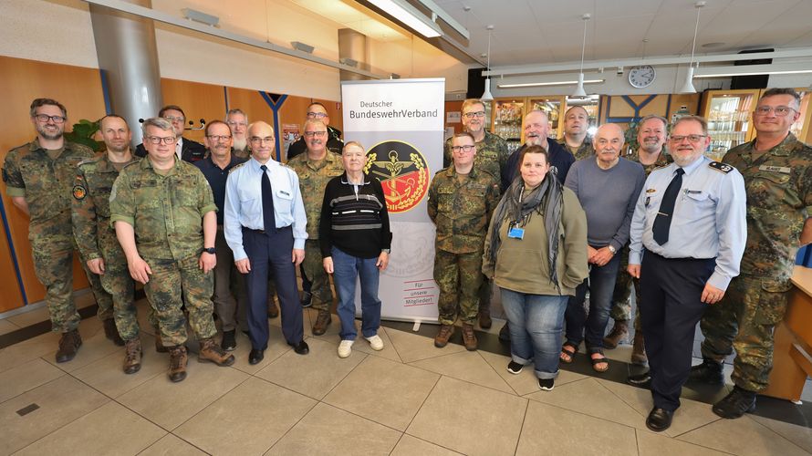 Der neue Vorstand der Standortkameradschaft Kalkar mit Beisitzern und dem Bezirksvorsitzenden des Bezirkes III Westfalen, Oberstleutnant Kai Schlegel (2. von links). Foto: K. Sattler