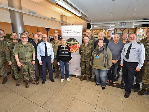 Der neue Vorstand der Standortkameradschaft Kalkar mit Beisitzern und dem Bezirksvorsitzenden des Bezirkes III Westfalen, Oberstleutnant Kai Schlegel (2. von links). Foto: K. Sattler