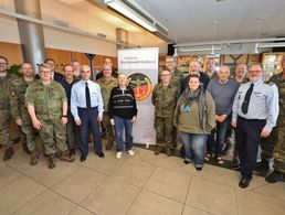 Der neue Vorstand der Standortkameradschaft Kalkar mit Beisitzern und dem Bezirksvorsitzenden des Bezirkes III Westfalen, Oberstleutnant Kai Schlegel (2. von links). Foto: K. Sattler