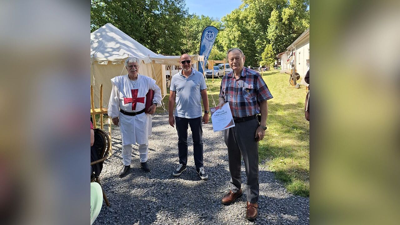 Ehrung am Veteranentag: Stabsfeldwebel d.R. Gustav Recksick erhielt für 65 Jahre Mitgliedschaft im Deutschen BundeswehrVerband die Ehrenurkunde; im Bild mit den Vorsitzenden Jürgen Hänsel und Oliver Hartmann. Foto: Jürgen Hänsel. 