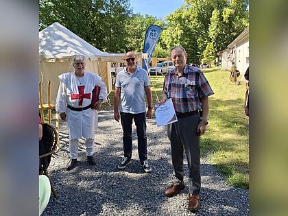 Ehrung am Veteranentag: Stabsfeldwebel d.R. Gustav Recksick erhielt für 65 Jahre Mitgliedschaft im Deutschen BundeswehrVerband die Ehrenurkunde; im Bild mit den Vorsitzenden Jürgen Hänsel und Oliver Hartmann. Foto: Jürgen Hänsel. 