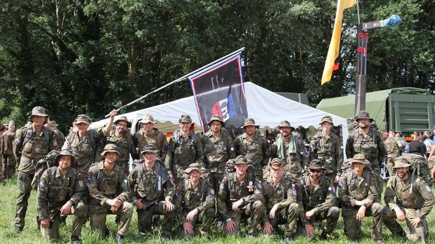 Die Marschgruppe am Rastpunkt 2 des dritten Marschtages  Foto: Dethmann