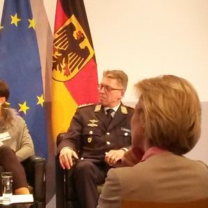 Hauptmann Andreas Steinmetz, im Vordergrund die Verteidigungsministerin Foto: DBwV