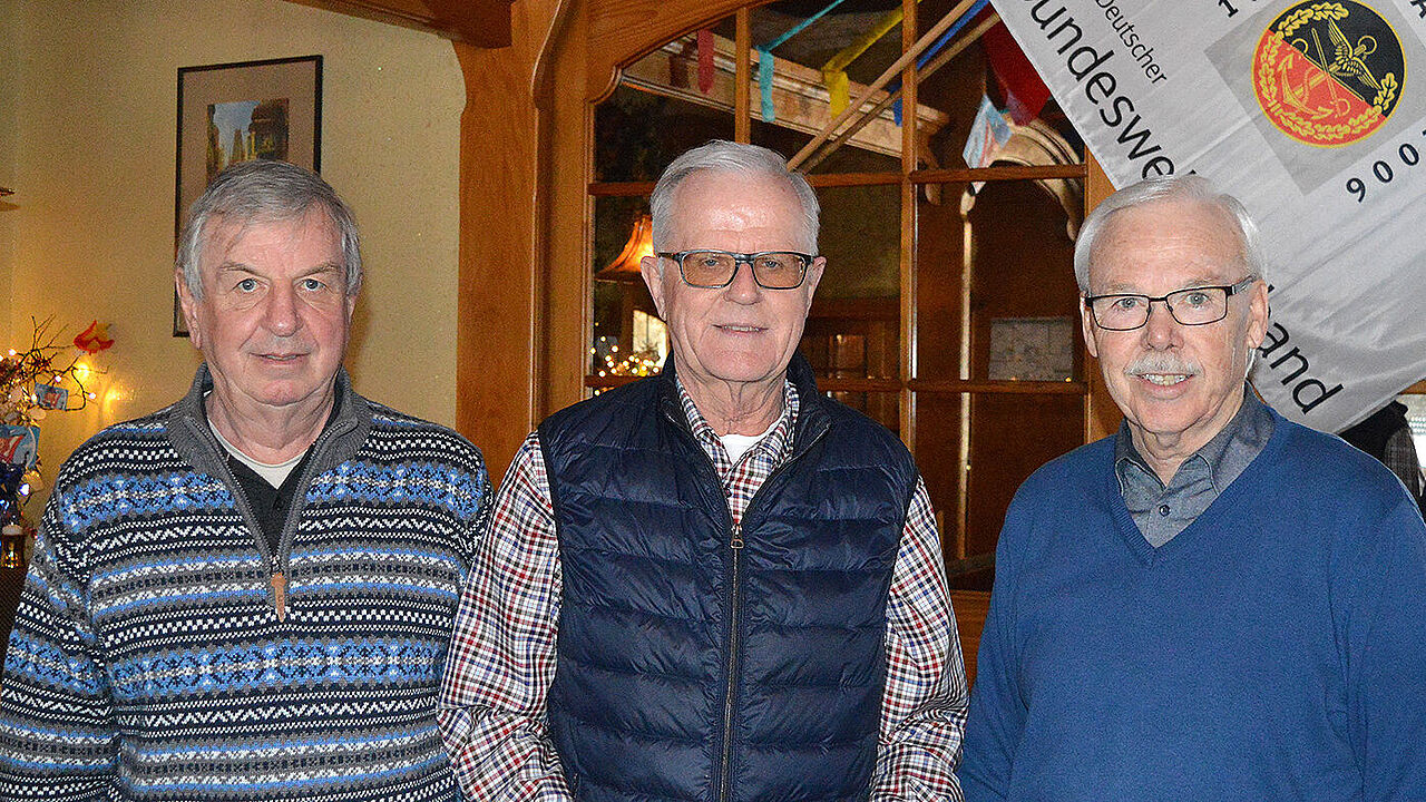 Dank und Anerkennung: Der stellvertretende  Vorsitzende Oberstleutnant a.D. Anton Ertl (l.) und Stabsfeldwebel a.D. Norbert Frühwald (r.) mit dem Jubilar Oberstabsfeldwebel a.D. Gert Schmidt. Foto: DBwV/Bernhard Seiberl