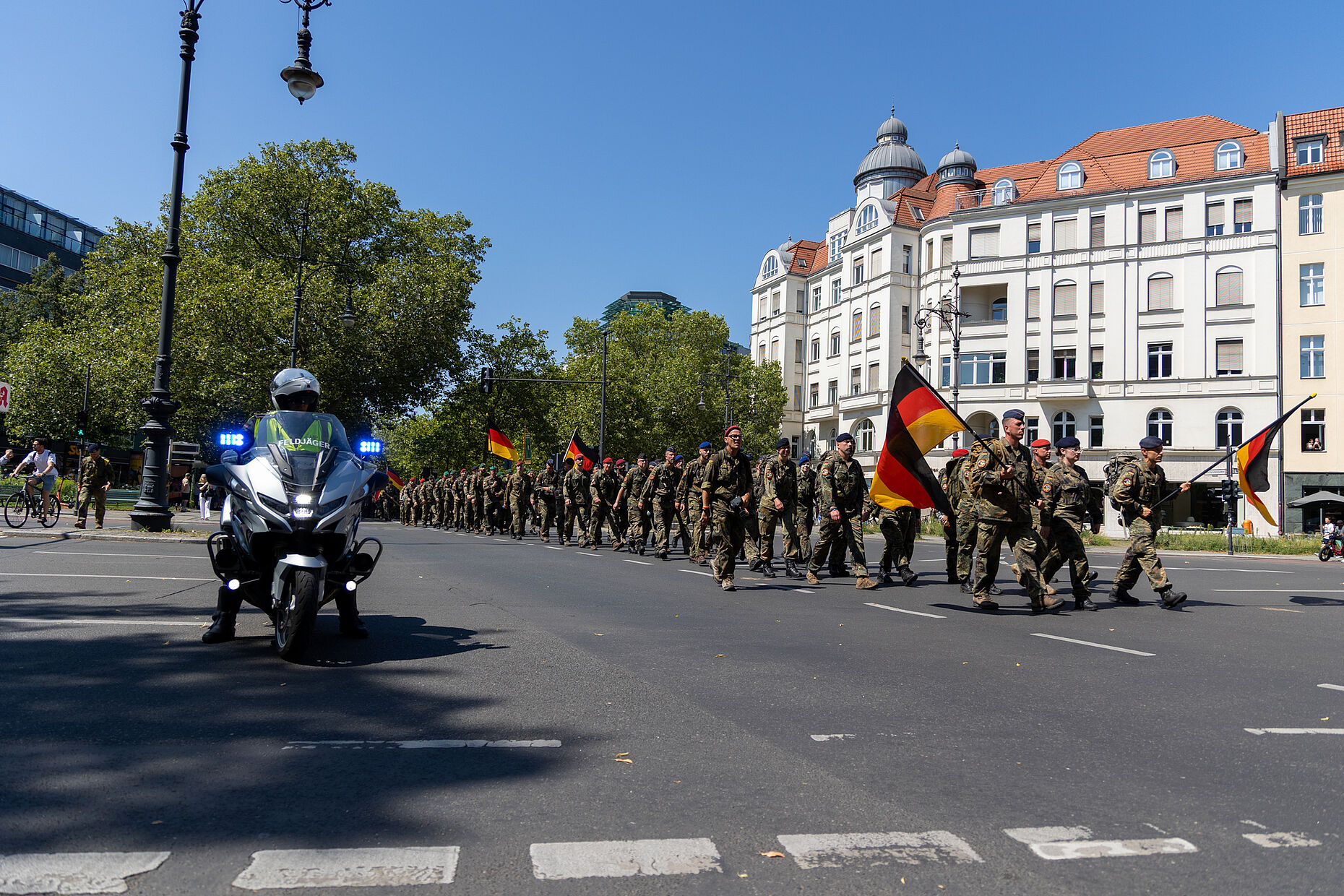Unterwegs im Berliner Westen: Feldjäger und die Berliner Polizei stoppten überall den Verkehr, um den Weg für die Marschgruppe freizumachen. Foto: DBwV/Yann Bombeke