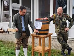 Der Kommandeur des ABCAbwBtl 750 „Baden“, Oberstleutnant Daniel Razat (l.), und der Vorsitzende der Truppenkameradschaft, Oberstabsfeldwebel Heiko Steng, eröffneten mit dem obligatorischen Fassanstich zum ersten Mal ein Oktoberfest am Standort Bruchsal. Foto: Dittrich 