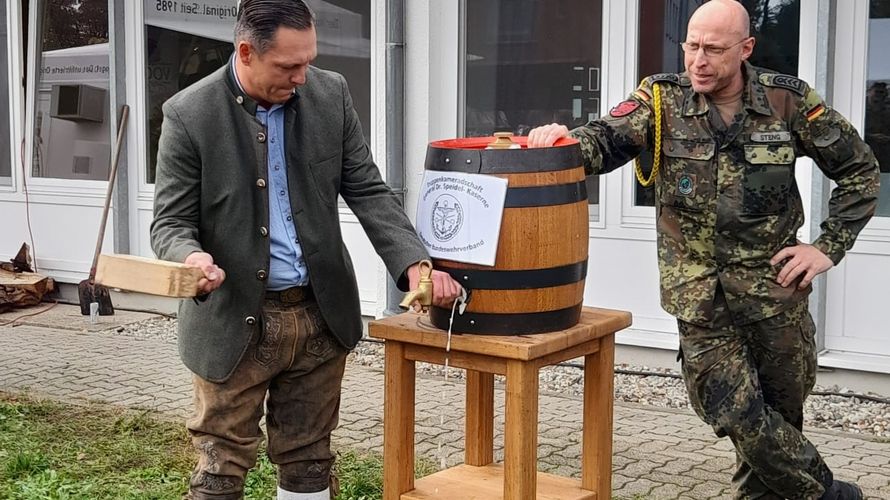 Der Kommandeur des ABCAbwBtl 750 „Baden“, Oberstleutnant Daniel Razat (l.), und der Vorsitzende der Truppenkameradschaft, Oberstabsfeldwebel Heiko Steng, eröffneten mit dem obligatorischen Fassanstich zum ersten Mal ein Oktoberfest am Standort Bruchsal. Foto: Dittrich 