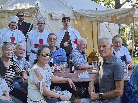 Mitglieder der Kameradschaft Aschaffenburg bei ihrem faszinierenden Ausflug in die Zeit der Tempelritter mit der Gruppe „Paupere Militie Christi“ aus Kleinwallstadt. Foto: Hänsel