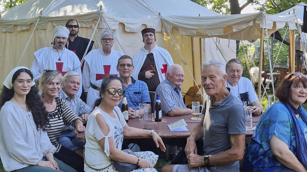 Mitglieder der Kameradschaft Aschaffenburg bei ihrem faszinierenden Ausflug in die Zeit der Tempelritter mit der Gruppe „Paupere Militie Christi“ aus Kleinwallstadt. Foto: Hänsel