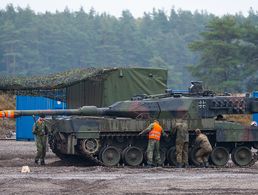 Soldaten der Bundeswehr und der niederländischen Streitkräfte zeigen die Wartung eines Kampfpanzers vom Typ "Leopard 2A6" während der Informationslehrübung "Landoperationen 2019". Foto: picture alliance/dpa/Philipp Schulze