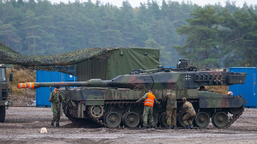 Soldaten der Bundeswehr und der niederländischen Streitkräfte zeigen die Wartung eines Kampfpanzers vom Typ "Leopard 2A6" während der Informationslehrübung "Landoperationen 2019". Foto: picture alliance/dpa/Philipp Schulze