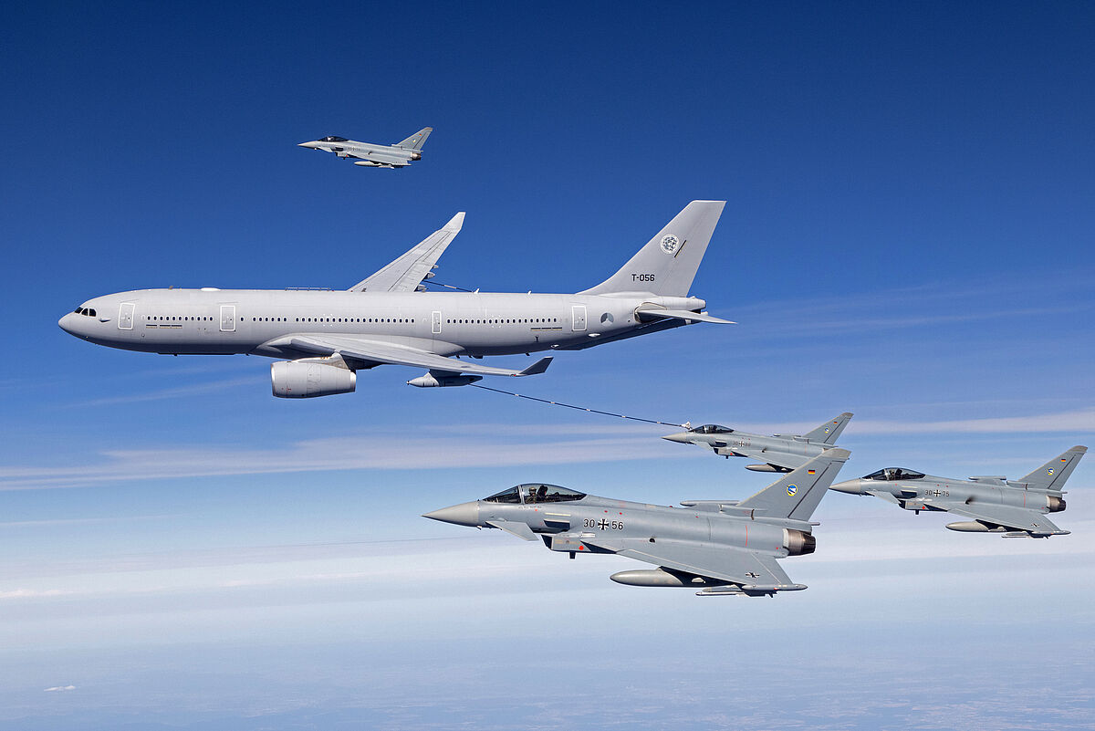 Betankung in der Luft: Eurofighter trainieren mit einem Airbus 330 im Rahmen einer Übung. Foto: Bundeswehr/Christian Timmig