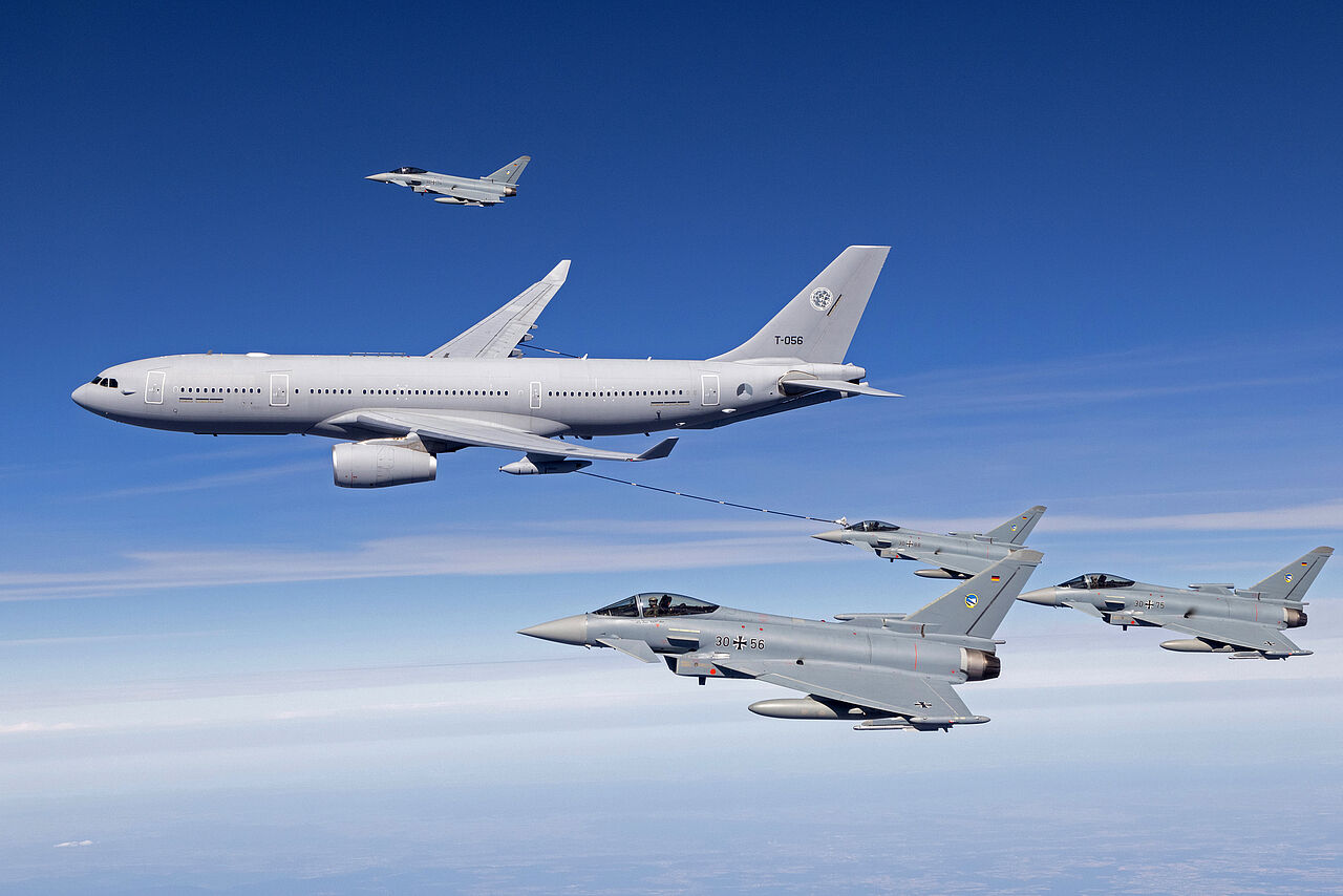 Betankung in der Luft: Eurofighter trainieren mit einem Airbus 330 im Rahmen einer Übung. Foto: Bundeswehr/Christian Timmig