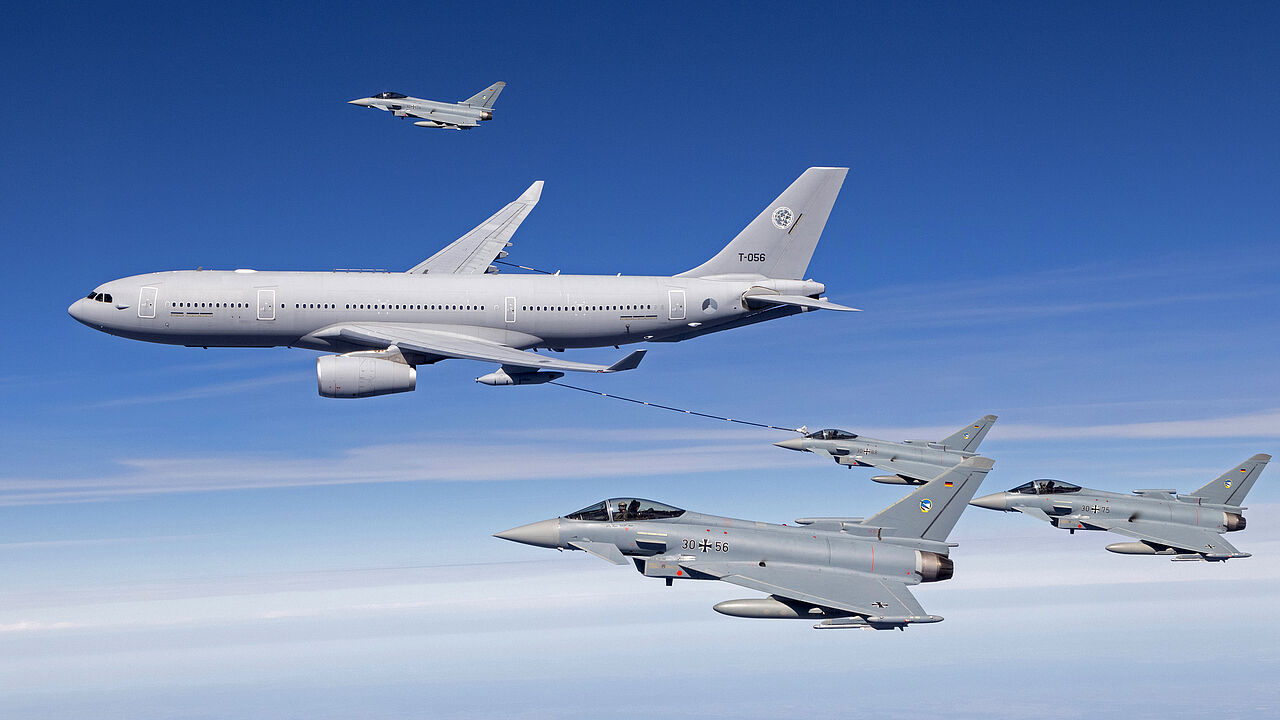 Betankung in der Luft: Eurofighter trainieren mit einem Airbus 330 im Rahmen einer Übung. Foto: Bundeswehr/Christian Timmig