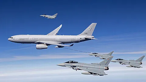 Betankung in der Luft: Eurofighter trainieren mit einem Airbus 330 im Rahmen einer Übung. Foto: Bundeswehr/Christian Timmig
