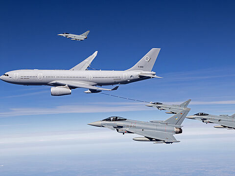 Betankung in der Luft: Eurofighter trainieren mit einem Airbus 330 im Rahmen einer Übung. Foto: Bundeswehr/Christian Timmig