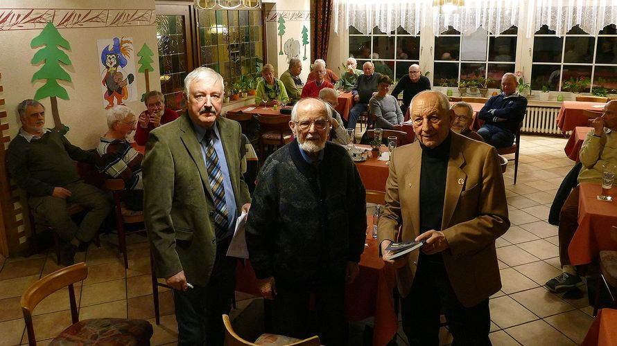 (v.l.): Oberstabsfeldwebel a.D. Günter Schwarz, Hasso Pacyna und Leutnant d.R. Dieter Rösler bei der anschließenden Buchsignierung. Foto: Jürgen Schumacher