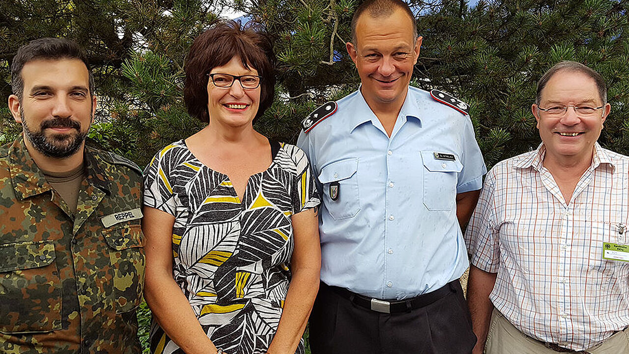 Stabsfeldwebel Andreas Reppel, Amtsinspektorin Dagmar Grubert, Oberstleutnant Linus Strelau und Fregattenkapitän a.D. Wolfgang Windolph (v.l) wurden in ihren Ämtern bestätigt Foto: Markus Dönig