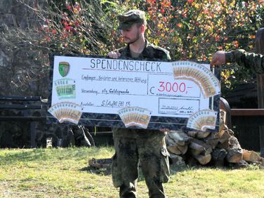 Die beeindruckende Spende von 3000 Euro konnte jetzt an die Soldaten und Veteranen Stiftung übergeben werden. Foto: OFw Florian Kempf