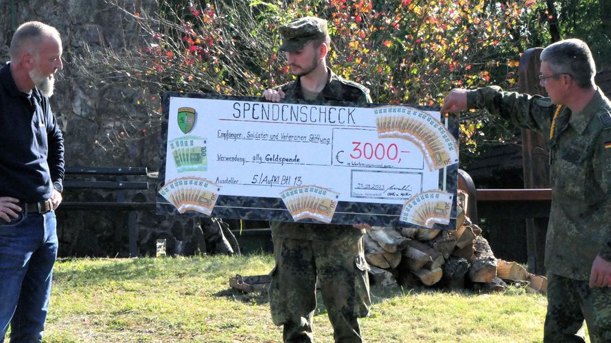 Die beeindruckende Spende von 3000 Euro konnte jetzt an die Soldaten und Veteranen Stiftung übergeben werden. Foto: OFw Florian Kempf