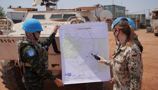 UN-Militärbeobachterinnen und -beobachter führen Patrouillen in vorher festgelegten Gebieten durch und sprechen dort mit den Einheimischen. UN/Suwit Kauyhomrtn